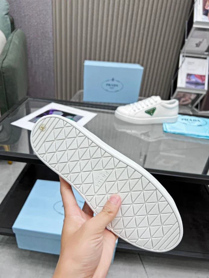 PR@DA@ BRUSHED LEATHER SNEAKERS   PRD042