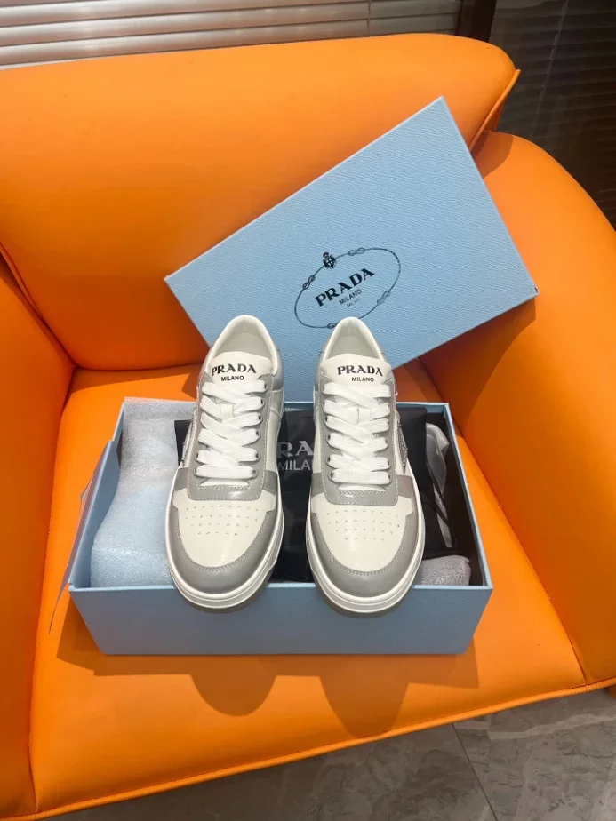 DOWNTOWN LEATHER SNEAKERS IN WHITE AND LACQUER GRAY   PRD009
