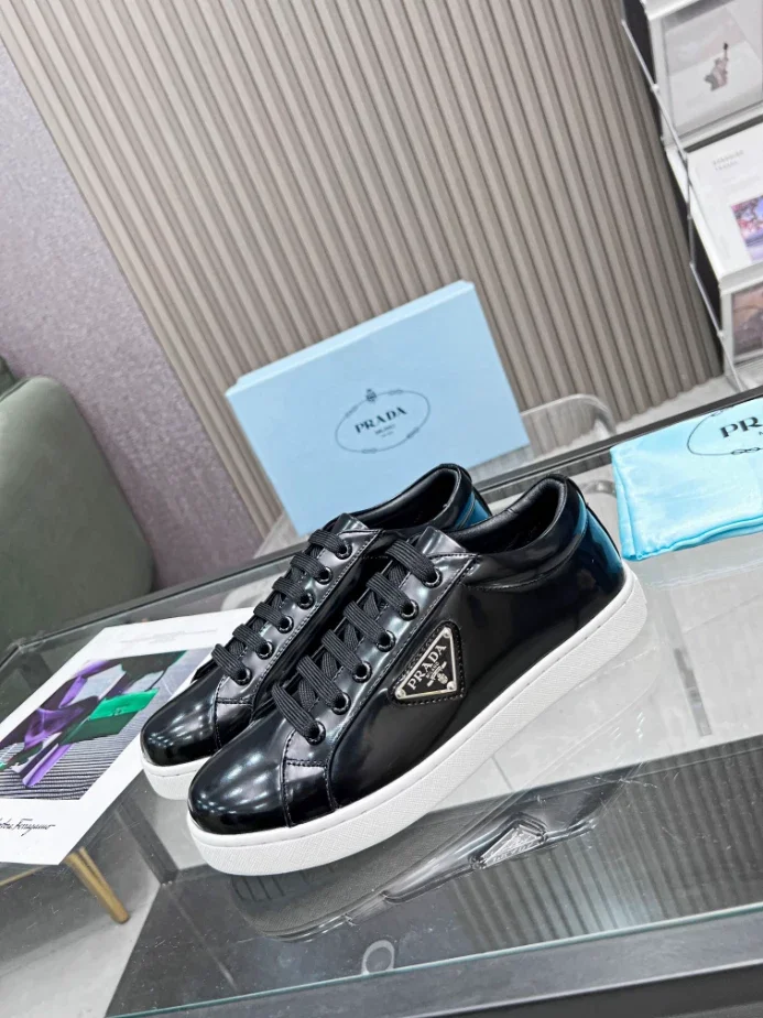 PR@DA@ BRUSHED LEATHER SNEAKERS   PRD043
