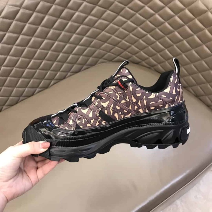 BURB5RRY MONOGRAM PRINT ARTHUR SNEAKERS   BBR033