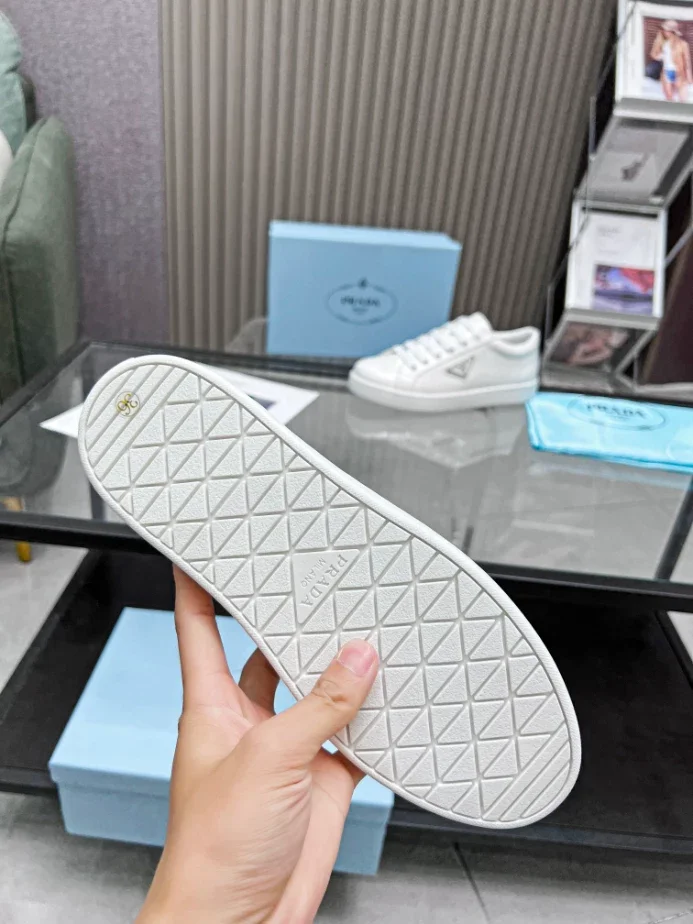 PR@DA@ BRUSHED LEATHER SNEAKERS   PRD045