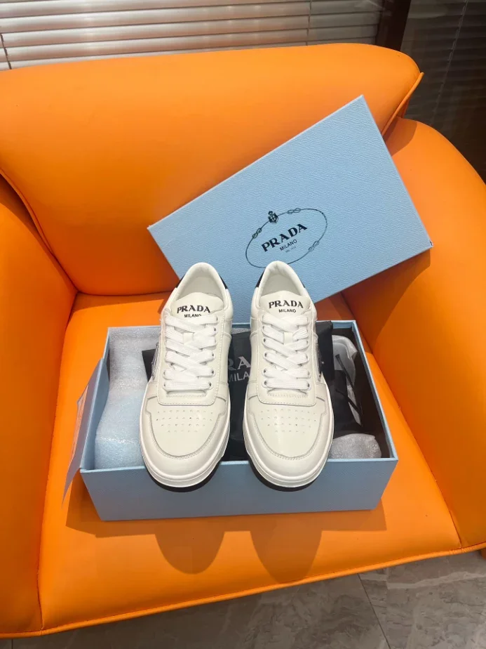 PR@DA@ DOWNTOWN LEATHER SNEAKERS IN WHITE   PRD010