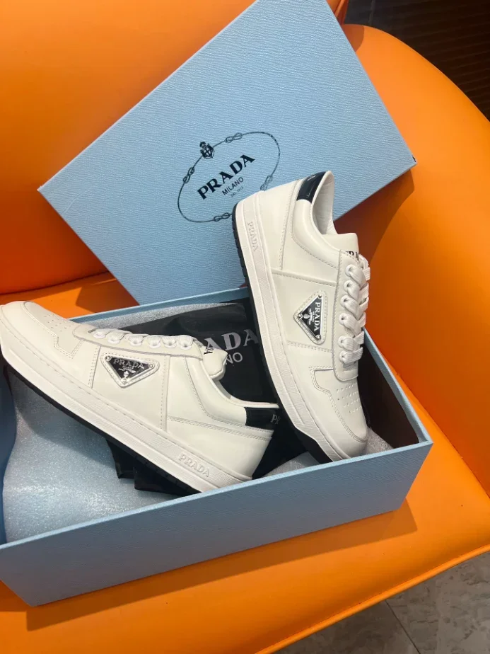PR@DA@ DOWNTOWN LEATHER SNEAKERS IN WHITE   PRD010