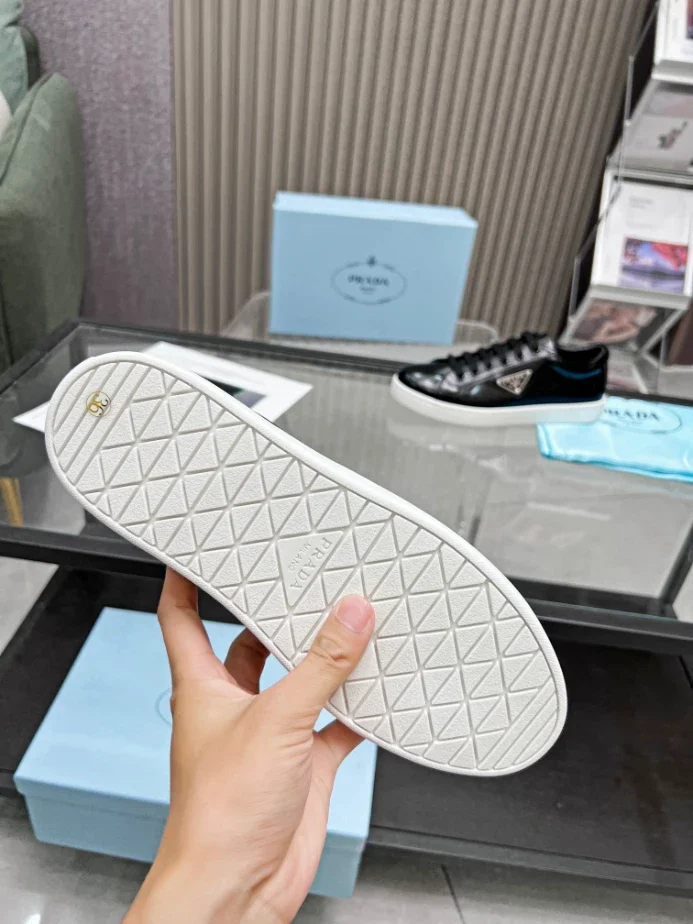 PR@DA@ BRUSHED LEATHER SNEAKERS   PRD043