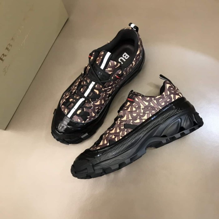 BURB5RRY MONOGRAM PRINT ARTHUR SNEAKERS   BBR033