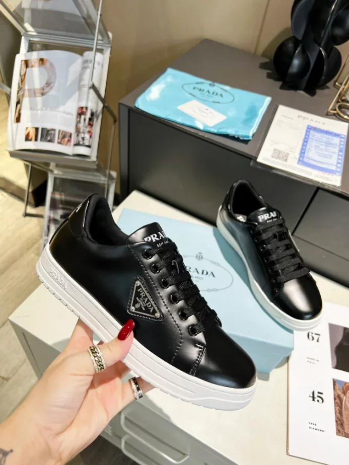 PR@DA@ DOWNTOWN BRUSHED LEATHER SNEAKERS   PRD036