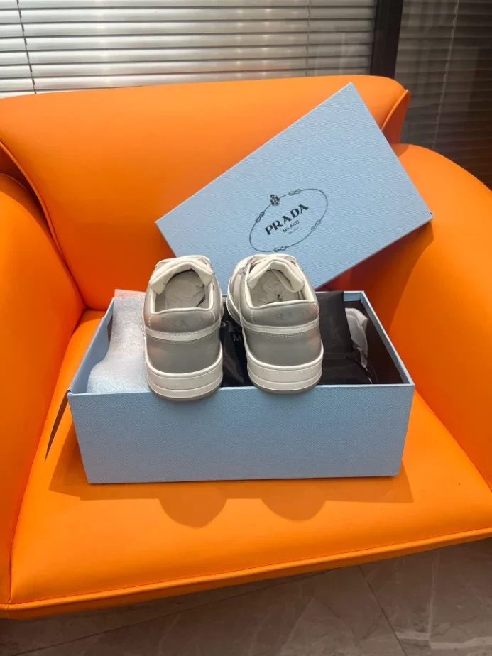 DOWNTOWN LEATHER SNEAKERS IN WHITE AND LACQUER GRAY   PRD009