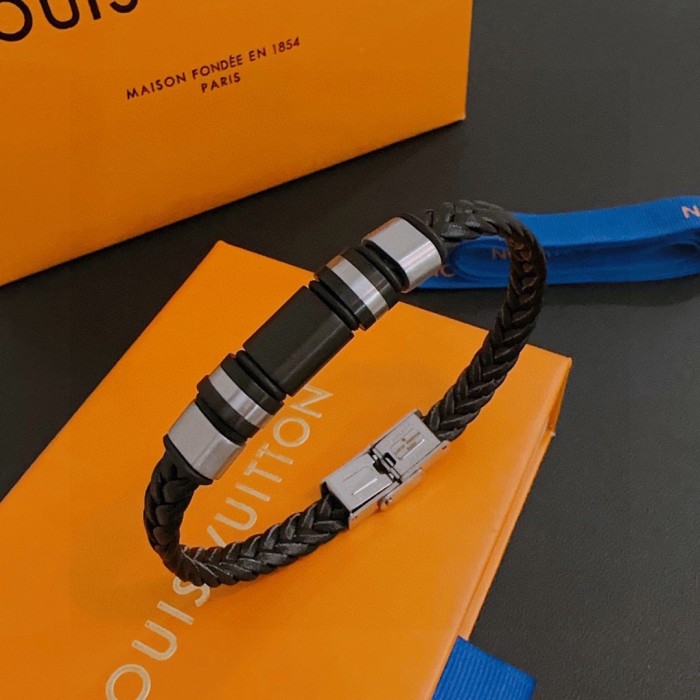 28136543 Silver Buckle Cowhide Rope Bracelet