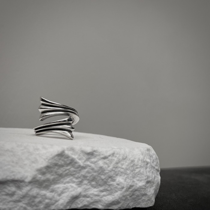28222561 Iris Cross Ring