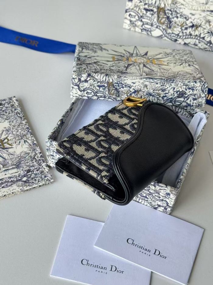 1:1 quality version Stirrup-shaped D-ring closure wallet 28693087