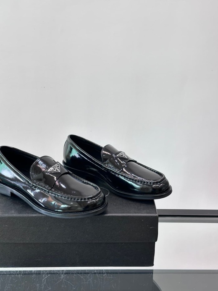 1:1 quality version Enamel Metal Triangle Logo Classic Loafers 2 colors 28899675