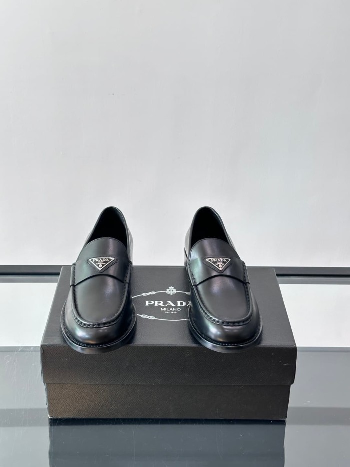 1:1 quality version Enamel Metal Triangle Logo Classic Loafers 2 colors 28899675