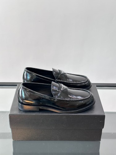 1:1 quality version Enamel Metal Triangle Logo Classic Loafers 2 colors 28899675
