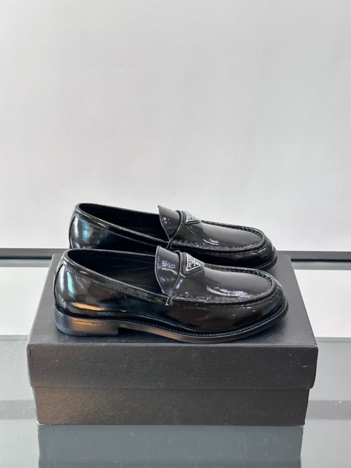 1:1 quality version Enamel Metal Triangle Logo Classic Loafers 2 colors 28899675