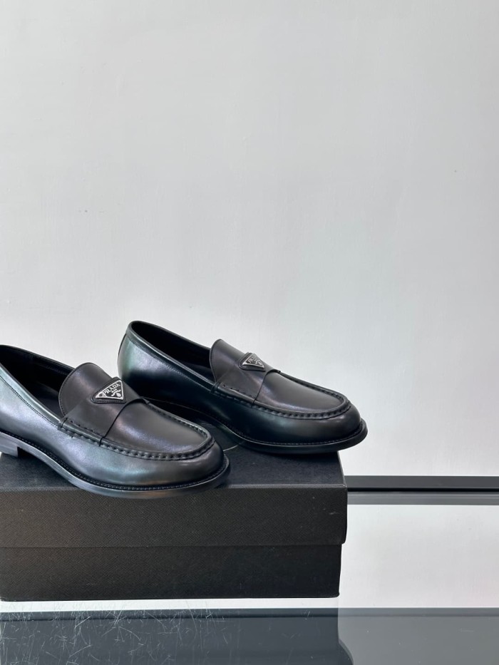1:1 quality version Enamel Metal Triangle Logo Classic Loafers 2 colors 28899675