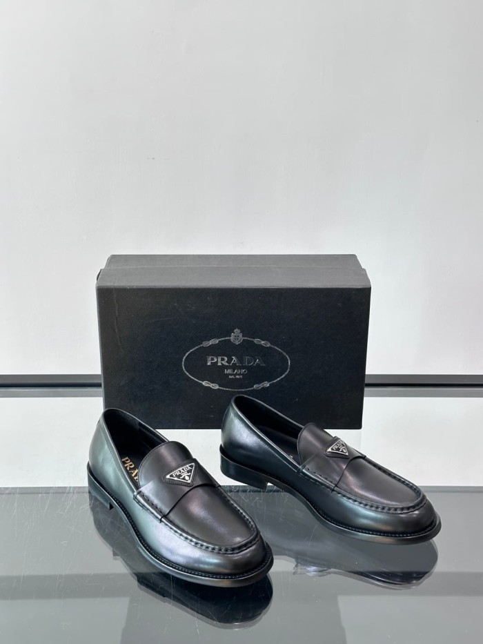 1:1 quality version Enamel Metal Triangle Logo Classic Loafers 2 colors 28899675