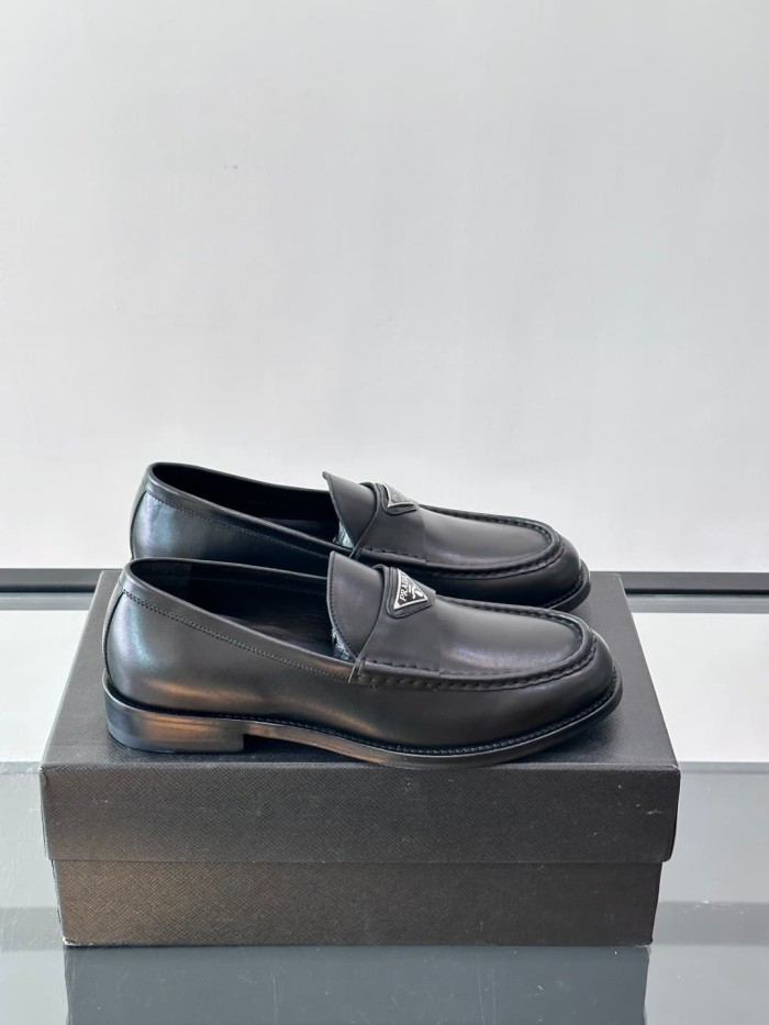 1:1 quality version Enamel Metal Triangle Logo Classic Loafers 2 colors 28899675