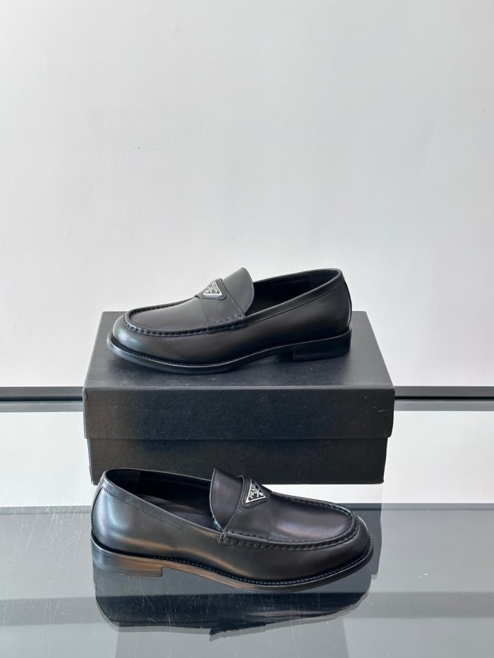 1:1 quality version Enamel Metal Triangle Logo Classic Loafers 2 colors 28899675