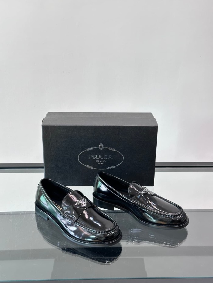 1:1 quality version Enamel Metal Triangle Logo Classic Loafers 2 colors 28899675