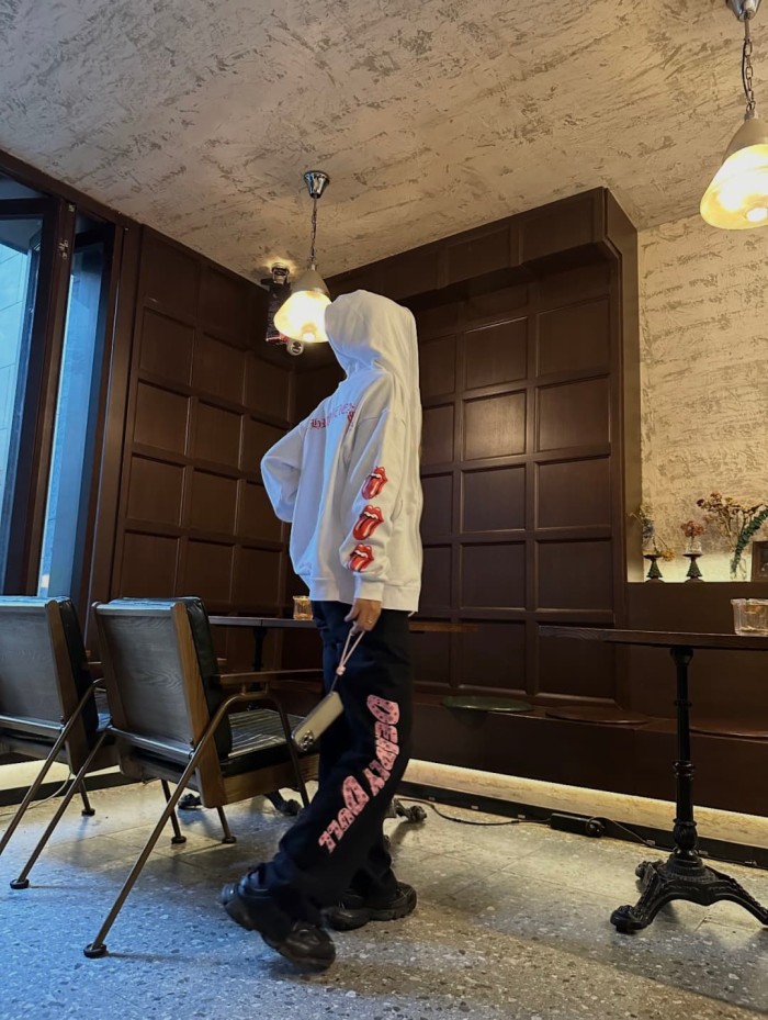 1:1 quality version Co-branded Deadly Doll Cross And Beautiful Girl Printed Sweatpants 29033525