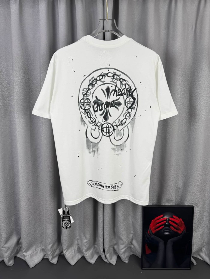 1:1 quality version White Graffiti Horseshoe Cross Graphic Print Crew Neck T-Shirt 29090065
