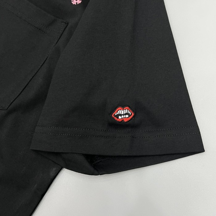 1:1 quality version Pink Label Letter Embroidery Mouth Sanskrit Print T-Shirt 29093531