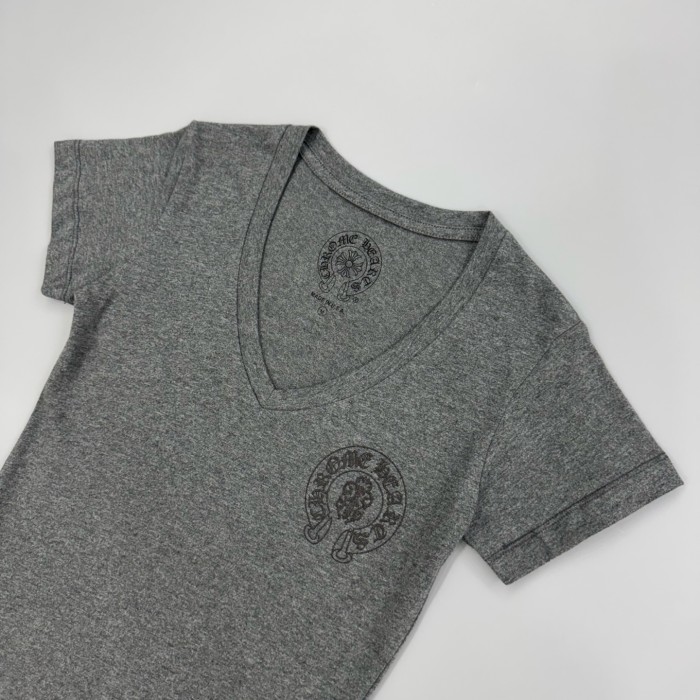 1:1 quality version Horseshoe Logo & Gothic CH Monogram Gray V-Neck Fitted T-Shirt 29096844