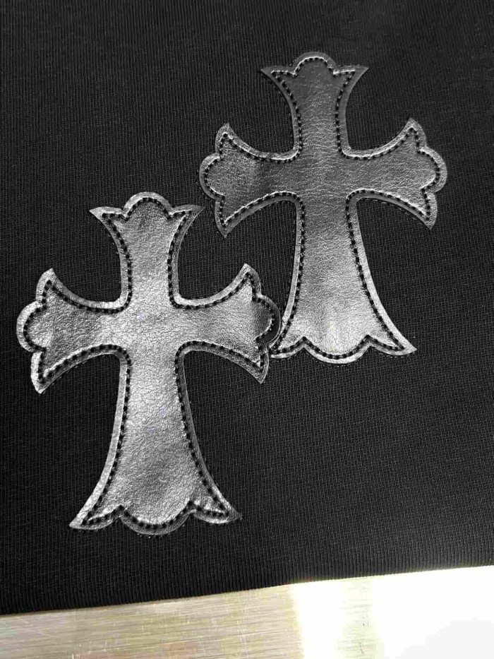 1:1 quality version High-Quality Leather Tag Cross & Sanskrit Print Crewneck T-Shirt 2 colors 29098085