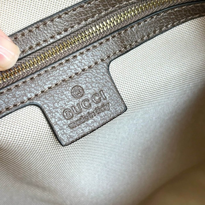 GG Supreme Canvas Vertical Zip Front Crossbody Bag 29116466