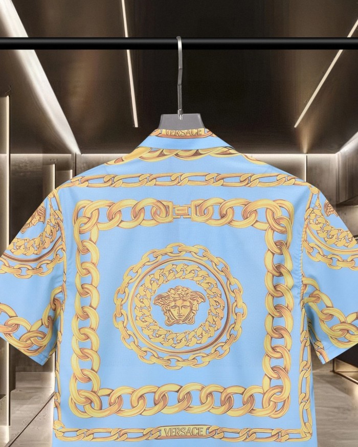 Urban Holiday Bold Monochrome Chain Link Allover Print Medusa Badge Shirt 2 colors 29139982