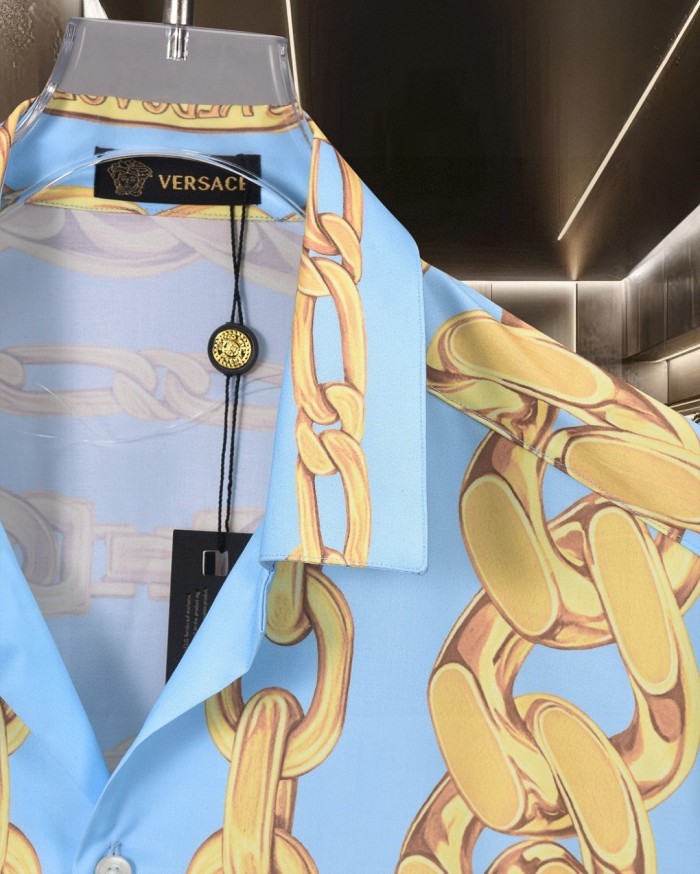 Urban Holiday Bold Monochrome Chain Link Allover Print Medusa Badge Shirt 2 colors 29139982