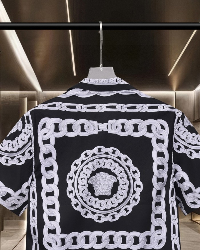 Urban Holiday Bold Monochrome Chain Link Allover Print Medusa Badge Shirt 2 colors 29139982