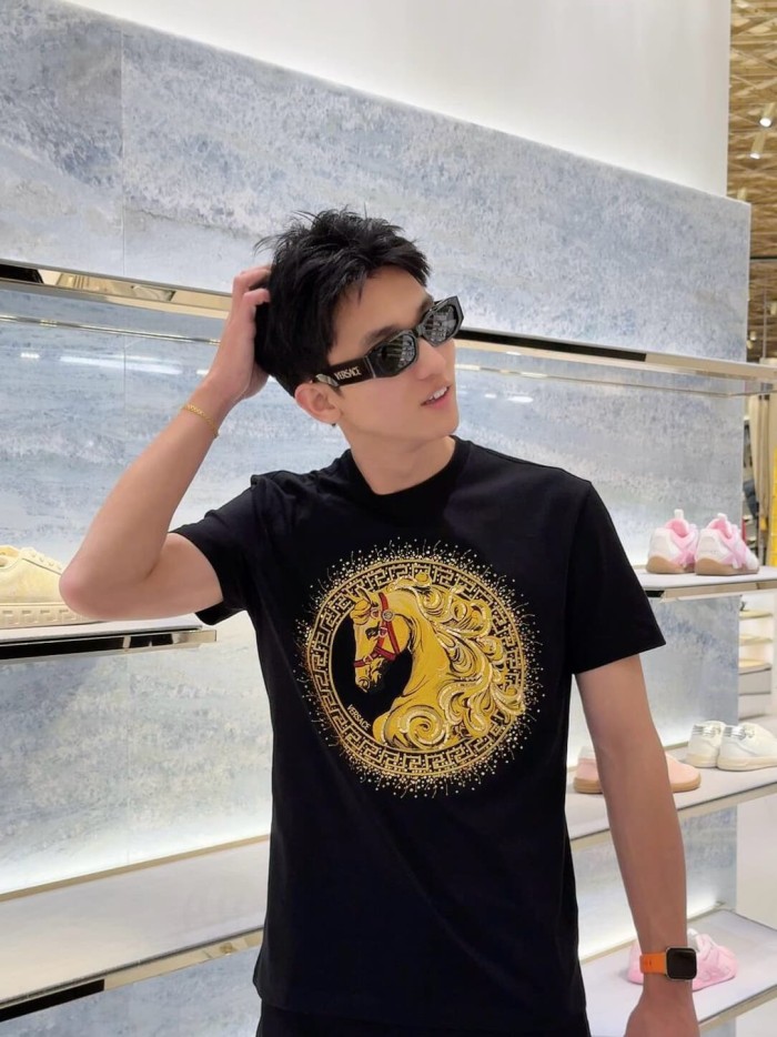 Luxury Equestrian Style Golden Horse Portrait Greca Circle Rhinestone Sparkle Print T-shirt 29140041