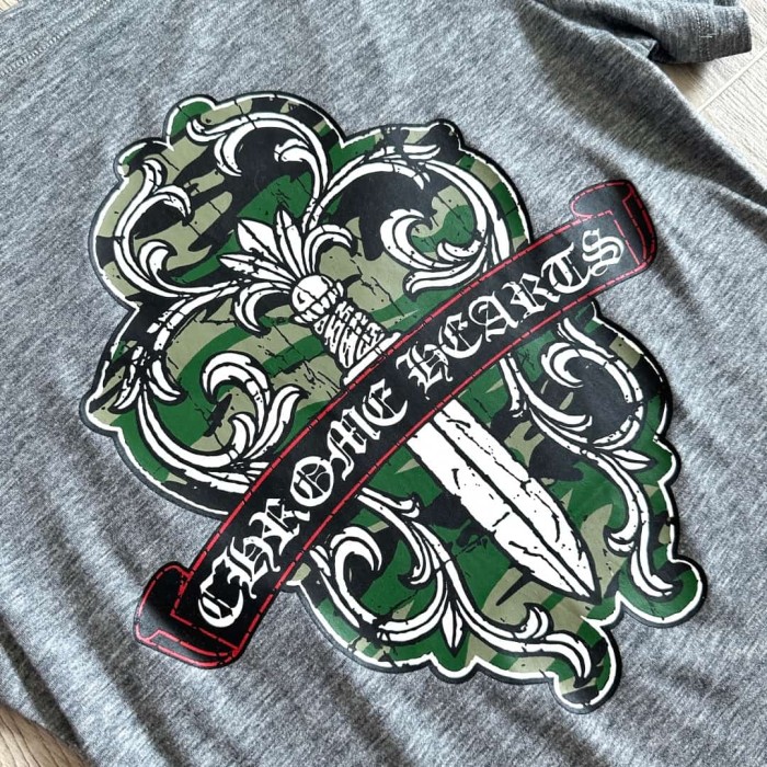 1:1 quality version Camo Crack Sword Vine V Neck Print Tee 2 colors for girls 29306362