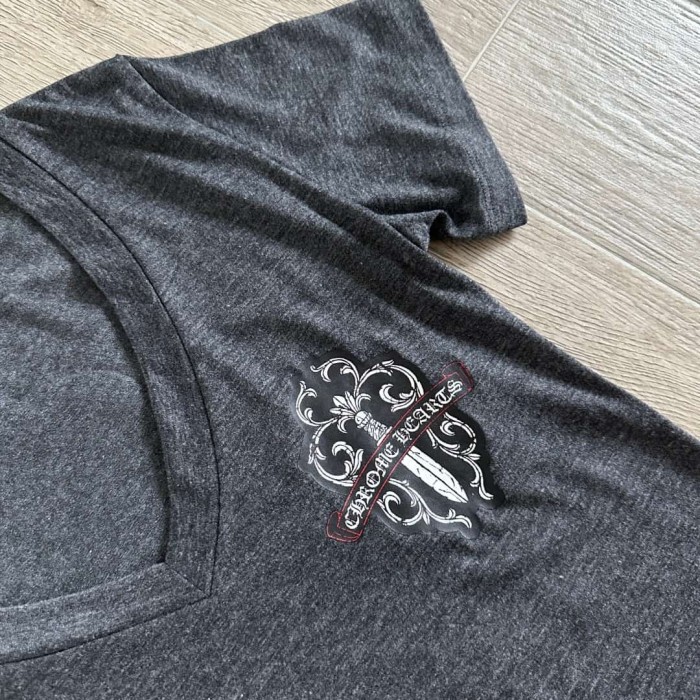 1:1 quality version Camo Crack Sword Vine V Neck Print Tee 2 colors for girls 29306362
