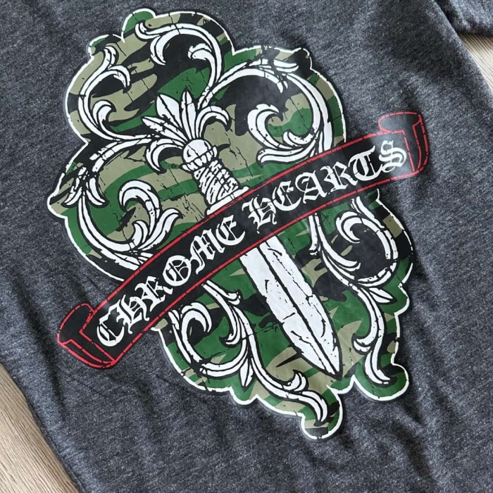 1:1 quality version Camo Crack Sword Vine V Neck Print Tee 2 colors for girls 29306362