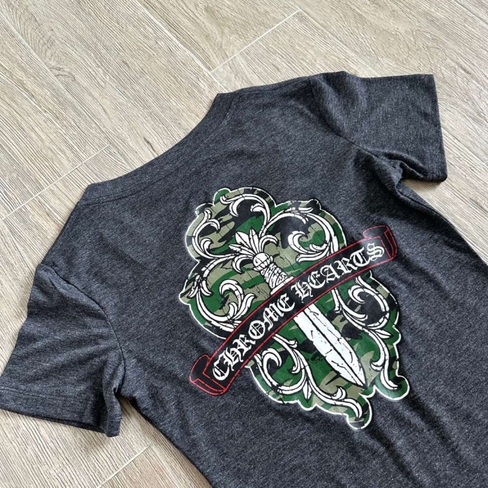 1:1 quality version Camo Crack Sword Vine V Neck Print Tee 2 colors for girls 29306362