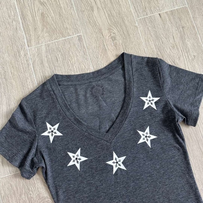 1:1 quality version Pentagram Sanskrit Slogan V Neck Print Tee for girls 29306366