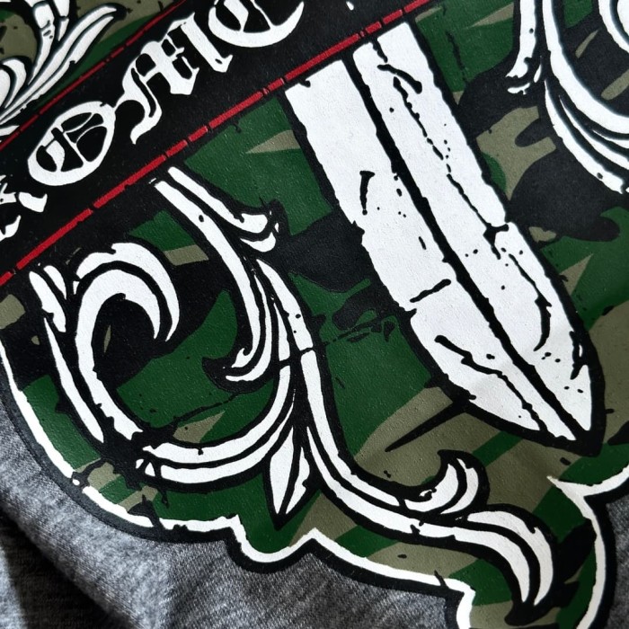 1:1 quality version Camo Crack Sword Vine V Neck Print Tee 2 colors for girls 29306362