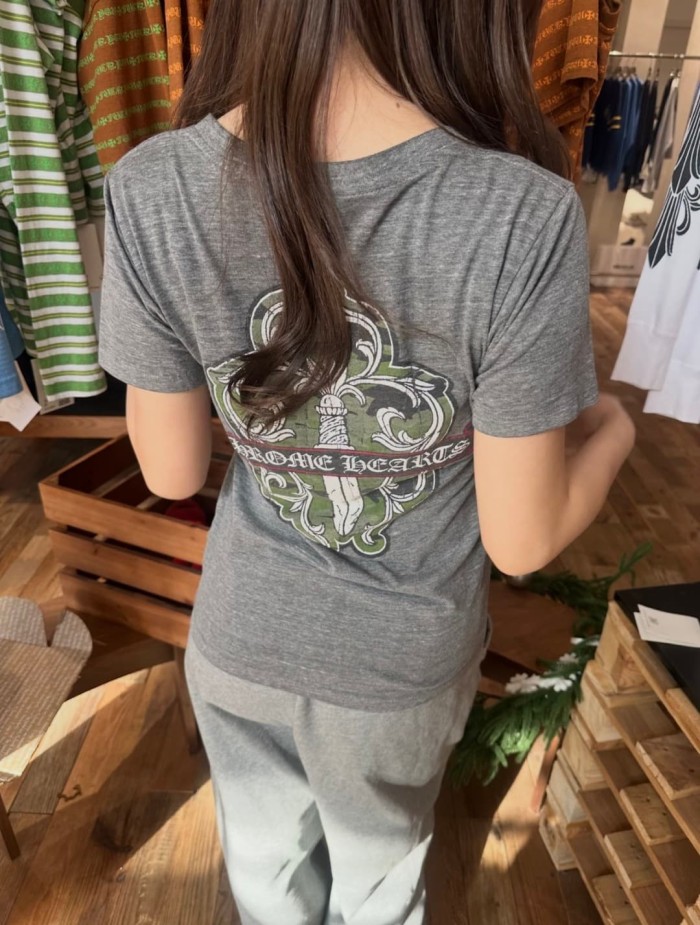 1:1 quality version Camo Crack Sword Vine V Neck Print Tee 2 colors for girls 29306362
