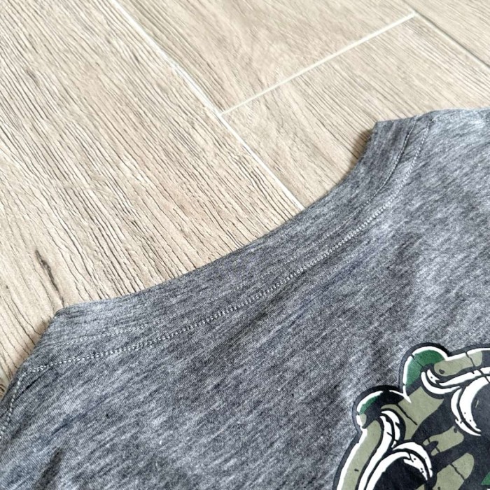1:1 quality version Camo Crack Sword Vine V Neck Print Tee 2 colors for girls 29306362