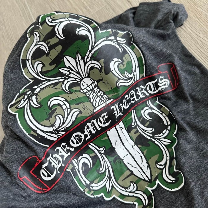 1:1 quality version Camo Crack Sword Vine V Neck Print Tee 2 colors for girls 29306362