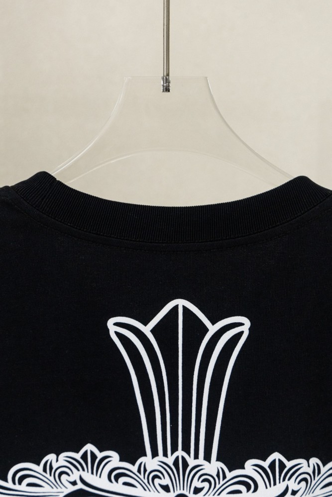 1:1 quality version Front Chest Pocket Gothic Script Logo Back Big Ornate Cross Print T-shirt 2 colors 29306865