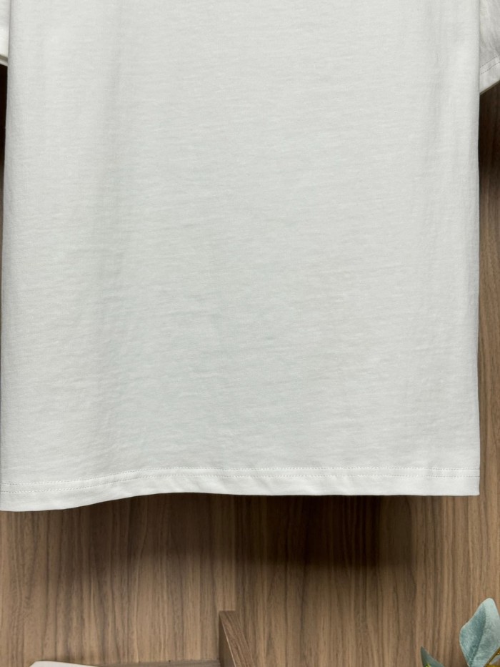 1:1 quality version  Front Small Red Scroll Letter Back Cross Pattern Gothic Script Embroidery T-shirt 2 colors 29306863