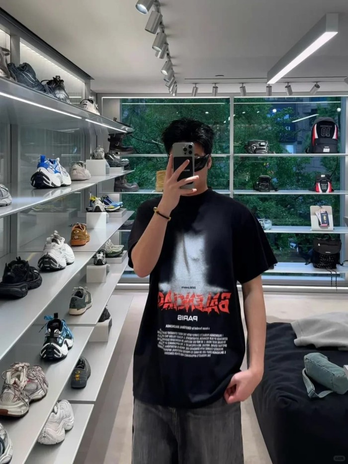 1:1 quality version Dark Style Gradient Top Hat Pattern Red Distorted Font Multi Paragraph English Slogan Print T-shirt 29321109