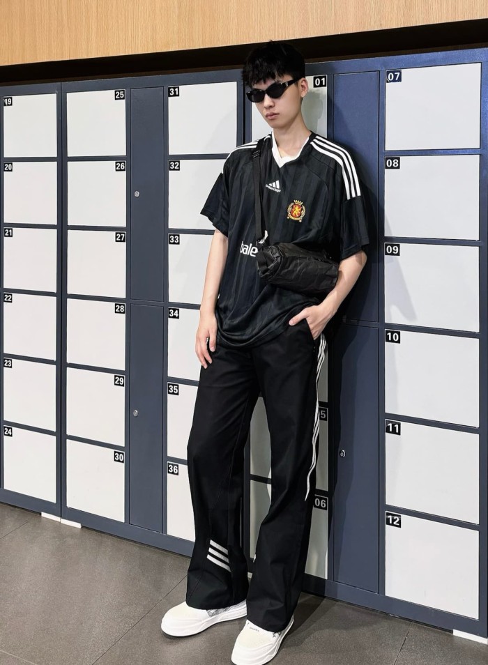 1:1 quality version Black Vertical Stripe V Neck White Trim Raglan Sleeve Soccer Jersey Multi Logo Badge Print Quick Dry T-shirt 29321107