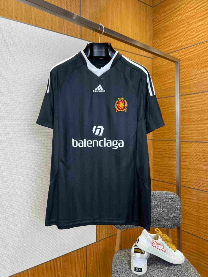 1:1 quality version Black Vertical Stripe V Neck White Trim Raglan Sleeve Soccer Jersey Multi Logo Badge Print Quick Dry T-shirt 29321107