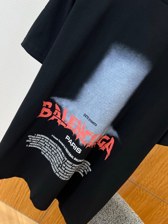 1:1 quality version Dark Style Gradient Top Hat Pattern Red Distorted Font Multi Paragraph English Slogan Print T-shirt 29321109
