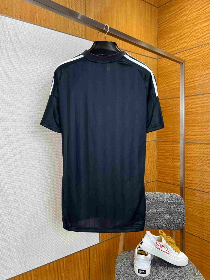 1:1 quality version Black Vertical Stripe V Neck White Trim Raglan Sleeve Soccer Jersey Multi Logo Badge Print Quick Dry T-shirt 29321107