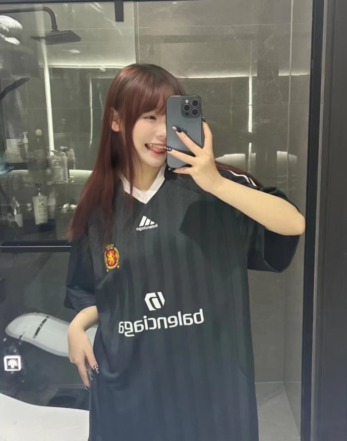 1:1 quality version Black Vertical Stripe V Neck White Trim Raglan Sleeve Soccer Jersey Multi Logo Badge Print Quick Dry T-shirt 29321107